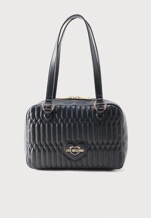 Sac à main matelassé noir avec deux anses, décoré d'un patch logo en forme de cœur indiquant "Love Moschino" sur le devant.