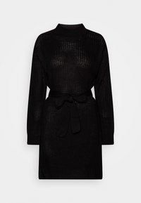 Černé pletené šaty s dlouhými rukávy, rolákem a páskem v pase. Mají volnou, prodyšnou strukturu a délku nad kolena.