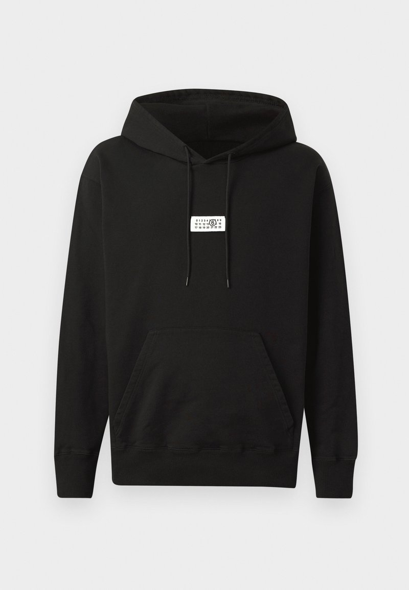 Sudadera negra de algodón, con un bolsillo tipo canguro en la parte frontal, capucha con cordón y una pequeña etiqueta blanca en el pecho.