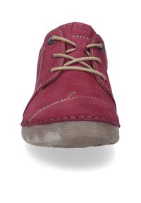 Czerwone skórzane buty na sznurówki z beżowymi sznurówkami, okrągły czubek, kontrastowe przeszycia i teksturowana szara gumowa podeszwa.