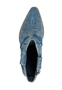 Botín de denim con punta afilada y costuras decorativas en blanco. El interior es de tela negra; la suela exterior es de goma marrón. Presenta una correa en el lateral.
