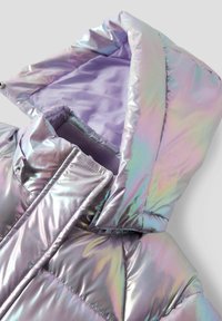 Doudoune irisée avec doublure et capuche violettes. Équipée d'une brillance métallique et d'un design matelassé pour l'isolation.