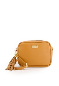 Torebka crossbody w kolorze brązowym z teksturowanej skóry, z złotymi akcentami oraz frędzlami na pasku. Prostokątna forma z zapięciem na zamek.