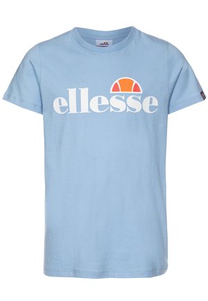 Světle modré bavlněné tričko s velkým bílým logem "ellesse" a červenou a oranžovou grafikou poloviny slunce nad ním. Krátké rukávy; standardní střih.