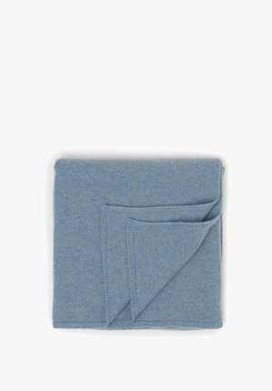 Himmelblaues, weiches Strickdeckchen, gefaltet, mit einer strukturierten Oberfläche, sauberen Kanten und einem leicht dunkleren Saum entlang der gefalteten Ecke.