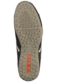 Skosula med cirkulära mönster, "GEOX"-logotyp i orange och storlek 42 markerad, designad för grepp och andningsförmåga.