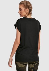Urban Classics EXTENDED SHOULDER 2-PACK - T-shirts - black/white