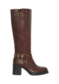 Botte haute marron en similicuir avec un talon carré noir, des accents de boucle en métal et un détail de sangle enveloppante. Texture lisse.