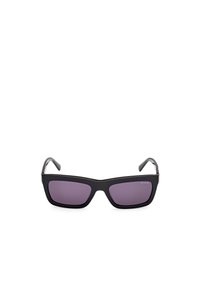 Gafas de sol rectangulares negras con lentes morados. Patillas delgadas con acentos plateados. Acabado de marco brillante. Diseño geométrico audaz.