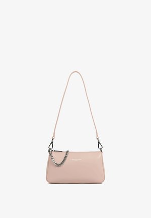 Sac à main en similicuir rose avec une forme rectangulaire élégante, une bandoulière amovible en chaîne, et une fermeture éclair. Détail avec logo.