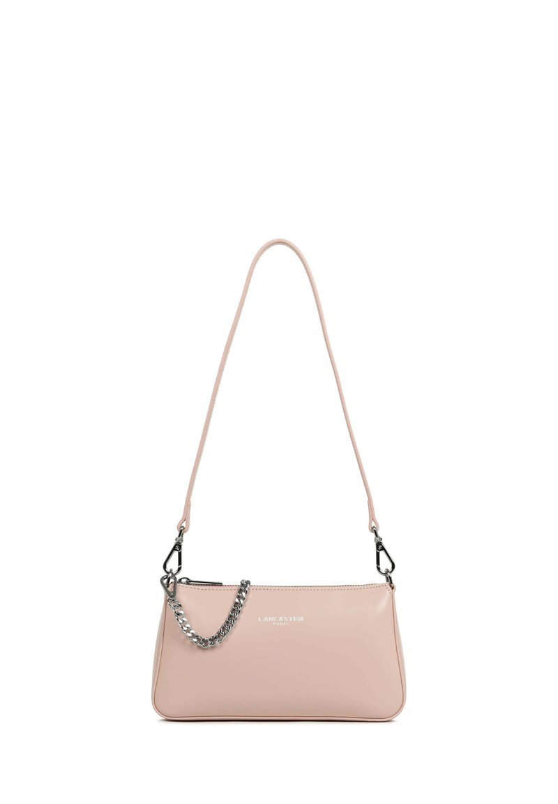Borsa rosa in ecopelle con una forma rettangolare elegante, tracolla a catena rimovibile e chiusura con zip. Presenta un dettaglio con il logo.