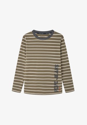 Chemise vert olive à manches longues avec des rayures horizontales blanches et un col gris foncé, avec un texte vertical "PEPE JEANS" sur le côté.