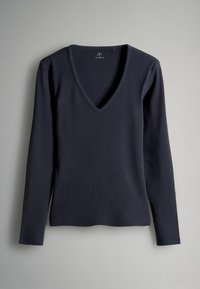 Marineblaues Langarmshirt mit V-Ausschnitt, gerippter Textur und tailliertem Design. Stoff wirkt weich und glatt. Minimalistischer Stil.