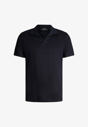 Zwart polohemd met korte mouwen en een V-hals met omgeslagen kraagdetail, getoond op een effen witte achtergrond.