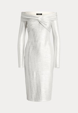 Rochie argintie cu umeri goi, cu mâneci lungi, având un design cu corset răsucit și o siluetă ajustată. Material neted, metalic.