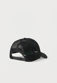 Czarna siatkowa czapka baseballowa z zakrzywionym przednim daszkiem, regulowanym zapięciem na zatrzask oraz teksturowanym wzorem na materiale siatkowym.