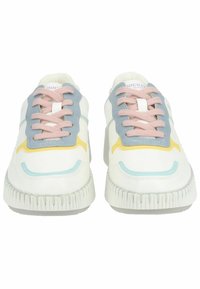 Hvide sneakers med pink snørrebånd, blå og gule detaljer, tekstureret sål og bølge mønstre på siden. Rund tådesign.