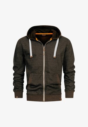 Szürke zipzáras kapucnis pulóver, húzózsinórral, fehér díszítő pántokkal, narancssárga bélelt gallérral és két elülső zsebével.