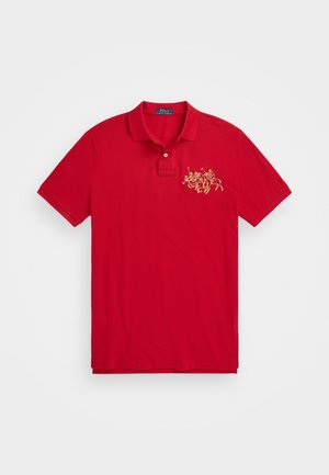 Rotes Poloshirt mit Kragen und zwei Knöpfen, mit einem goldbestickten Logo von drei Polospielern auf Pferden auf der linken Brust.