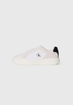Witte en lichtroze sneaker met zwarte hielaccent, gemaakt van stof en leer, platte zool, vetersluiting, met logo aan de zijkant.