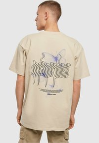 MJ Gonzales METAMORPHOSE  - T-shirts print - wet sand