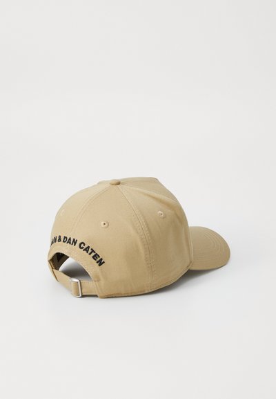 Casquette de baseball khaki avec une visière courbée et une sangle ajustable. Comprend un texte brodé noir à l'arrière. Matériau en coton avec une surface texturée.