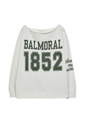 Biely bavlnený oversized sveter so zeleným potlačou. Na prednej strane sa výrazne nachádza nápis "BALMORAL 1852" a na rukáve "Wee'd more active".
