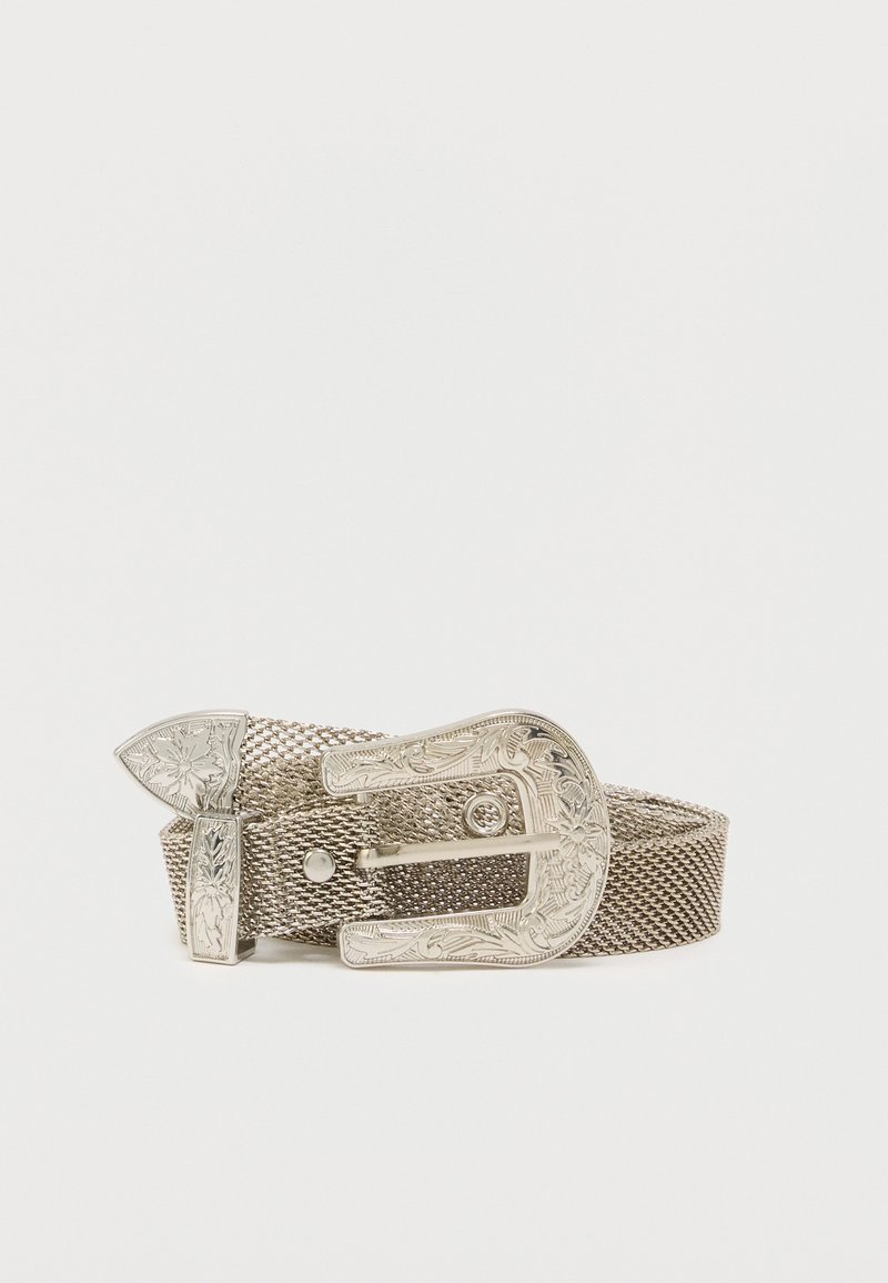 Ceinture tissée argentée avec une boucle métallique gravée de motifs floraux, embout et passant assortis, enroulée sur un fond blanc uni.