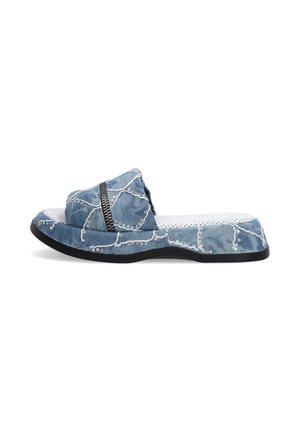 Denim Rutsch-Sandale mit blauer Stoffoberfläche, weißen dekorativen Nähten, schwarzer Gummisohle und einer strukturierten Fußbett für besseren Halt.
