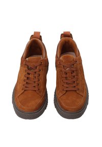 Braune Wildleder-Sneaker mit abgerundeter Spitze, strukturiertem Gummi-Sohle und verstärkten Ösen. Ausgestattet mit passenden Schnürsenkeln und einer kleinen Lasche hinten.