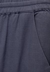 Katoenmix donkergrijze shorts met een elastische tailleband en zijzak, met een gestructureerde, geweven stofafwerking.