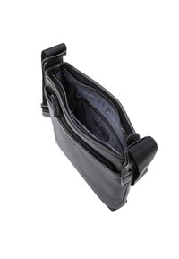 Bolso bandolera de cuero negro con superficie texturizada, que cuenta con un compartimento principal con cremallera y una correa ajustable. El interior tiene un forro azul.