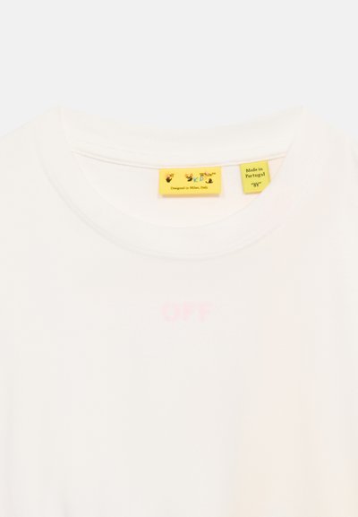 T-shirt blanc à col rond avec deux étiquettes jaunes à l'intérieur du col, l'une indiquant « Off-White™ Kids » et l'autre « Made in Portugal 8Y ».