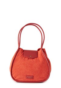 Bolso de mano de canalé rojo con ribete de cuero rojo suave y dos asas largas. Presenta un cierre con solapa y un botón a presión metálico, además de una etiqueta de marca.