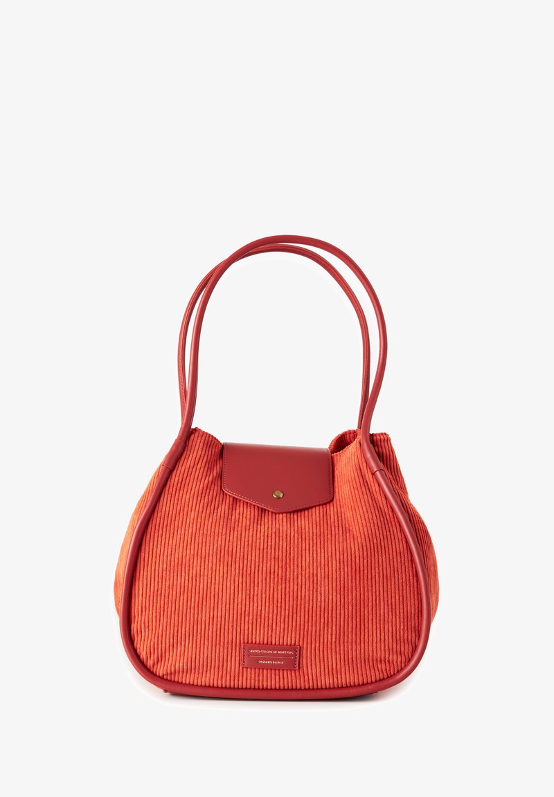 Rote Cord-Crossbody-Tasche mit glattem roten Lederbesatz und zwei langen Tragegriffen. Verfügt über einen Klappenverschluss mit einem metallischen Druckknopf und einem Markenetikett.
