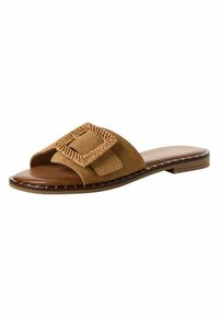 Sandale glissante en daim marron avec une large sangle, un accent tressé et une semelle plate comportant une couture le long du bord.