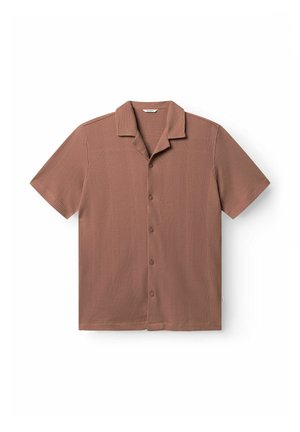 Rjava srajca z gumbi iz rebrastega tkanja z kratkimi rokavi, kamp ovratnikom in subtilnimi navpičnimi teksturiranimi črtami.