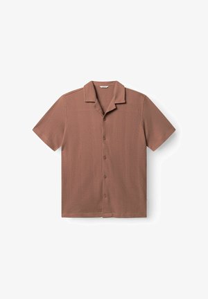 Hnedá kratší rukávová košeľa z vaflového úpletu s gombíkmi, kempovým golierom a jemnými vertikálnymi textúrovanými pruhmi.