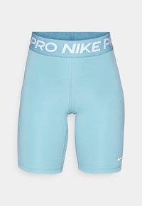 Jasnoniebieskie spodenki Nike Pro z szerokim elastycznym pasem, na którym znajduje się napis "PRO NIKE", wykonane z gładkiego, elastycznego materiału dla komfortu.