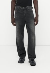 Svarte jeans med avslappet passform, med en falmet vask, fem lommer og beltehemper. Strukturert denimstoff med diskret søm.