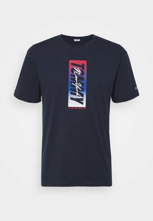 Marineblauw katoenen T-shirt met korte mouwen, voorzien van een verticale grafische print in rood, wit en blauw met de tekst "Tommy New York Jeans."