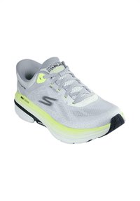 Zapatilla de running color gris claro con parte superior de malla, acentos amarillos brillantes y una suela acolchada. Presenta un talón negro y una superficie texturizada.