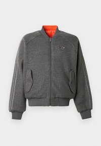 Jachetă bomber gri texturată, cu fermoar, manșete și tiv ribbed, buzunare cu clapă, logo subtil Adidas și căptușeală portocalie la guler.