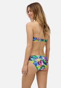 Conjunto de bikini con un vibrante estampado tropical que presenta hojas en verde, rosa y azul. El material parece suave con un top bandeau y braguitas a juego.