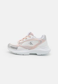 Weiße Sportschuhe mit rosa und silbernen Akzenten, aus Netzstoff, auffälligem Logo, gepolsterter Zunge und strukturiertem Gummiaus outsole.