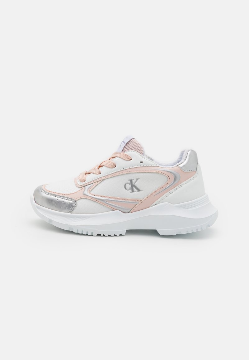 Weiße Sportschuhe mit rosa und silbernen Akzenten, aus Netzstoff, auffälligem Logo, gepolsterter Zunge und strukturiertem Gummiaus outsole.