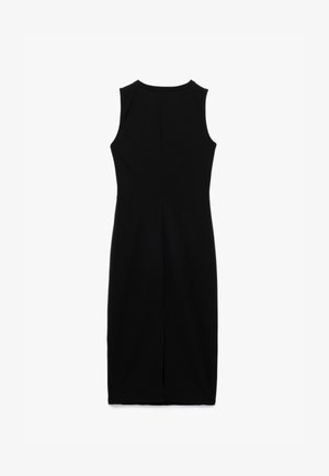 Czarna sukienka bez rękawów o prostym kroju, do kolan, z tylnym rozcięciem, wykonana z gładkiego, elastycznego materiału.