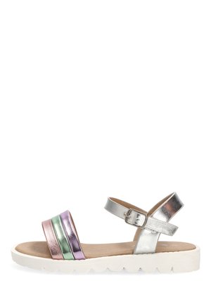 Sandalia plateada con tres tiras metálicas de colores pastel sobre los dedos, tira en el tobillo con hebilla y suela blanca texturizada.