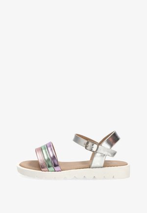 Sandalia plateada con tres tiras metálicas de colores pastel sobre los dedos, tira en el tobillo con hebilla y suela blanca texturizada.