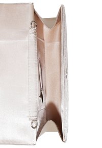 Ljusbeige satinclutch med knappstängning, utrustad med interna fack och metalringar för axelrem.